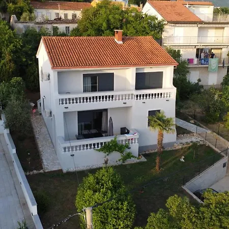 Apartament Mandi's *